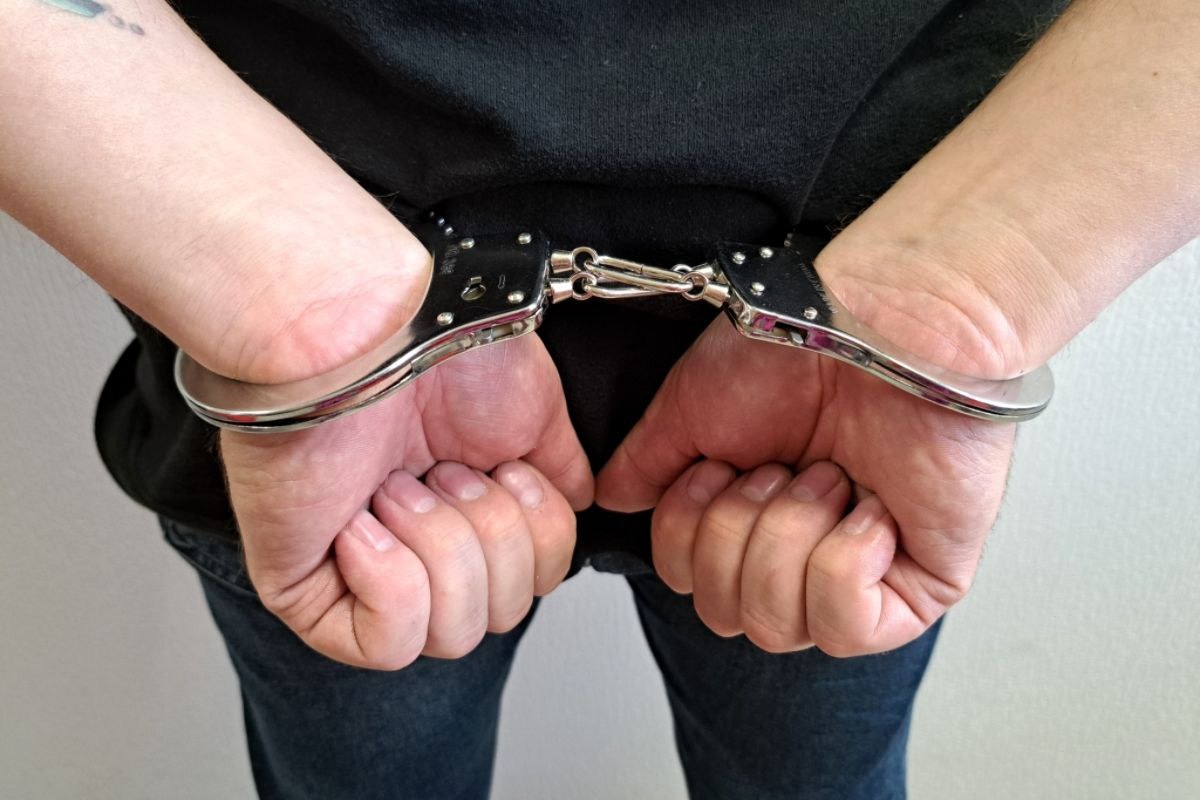 Обвиняется в получении взятки
