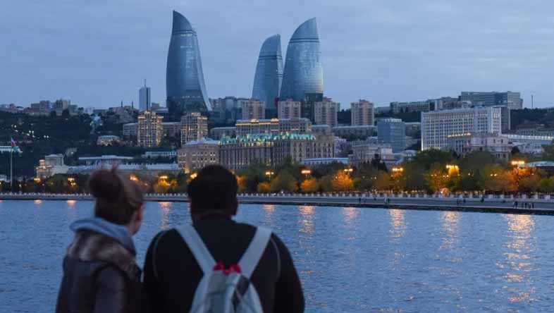 Азербайджан выбирают для жизни: за полгода в страну приехало почти вдвое больше людей, чем выехало