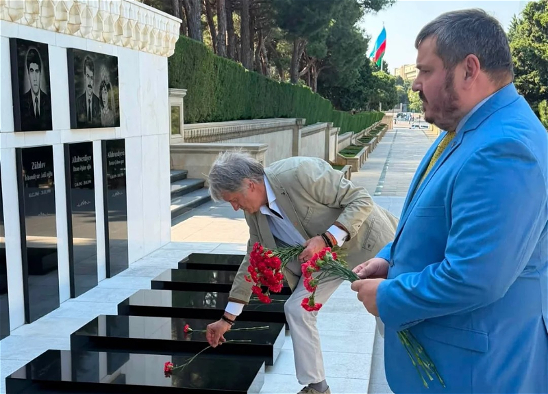 Виктор Ющенко посетил Аллею шехидов и почтил память национального героя Азербайджана