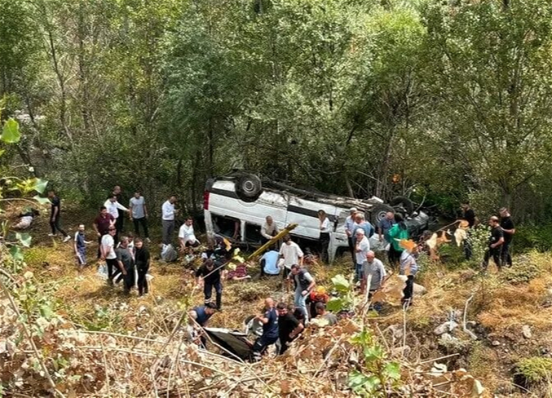 В Турции микроавтобус улетел в кювет, не выжили четыре человека