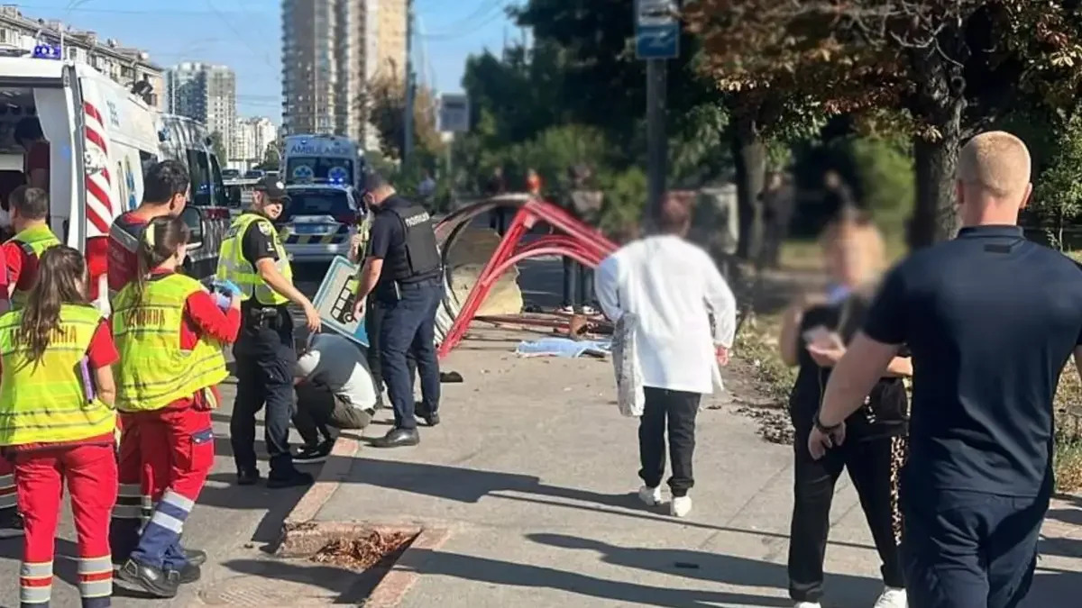 
В Киеве автомобиль въехал в остановку с людьми, есть погибшие