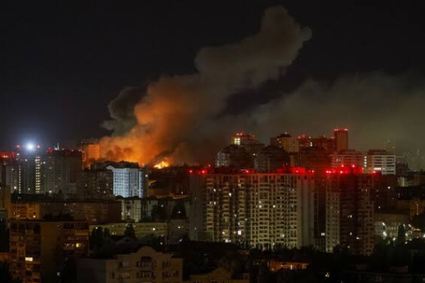 Массированный удар по Киеву: повреждена детская больница, под завалами могут находиться люди