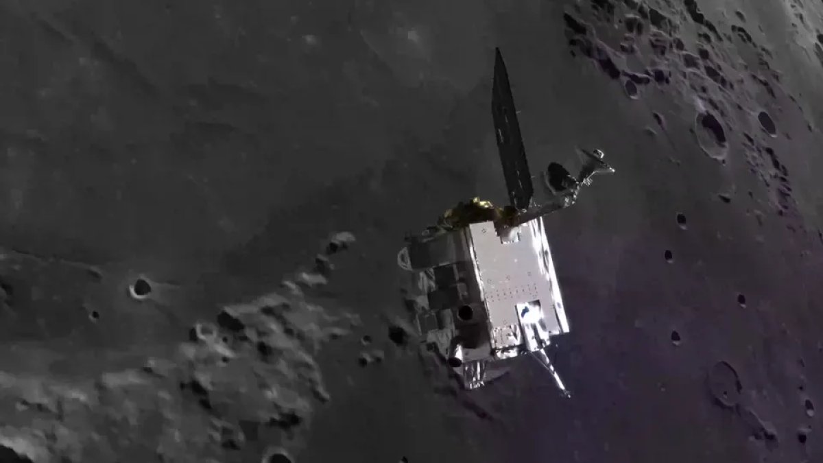 NASA показало новый лунный кратер, образовавшийся после падения ракеты