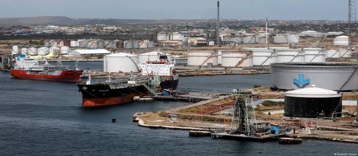 Нефть застряла в портах: венесуэльские танкеры ждут до 30 дней