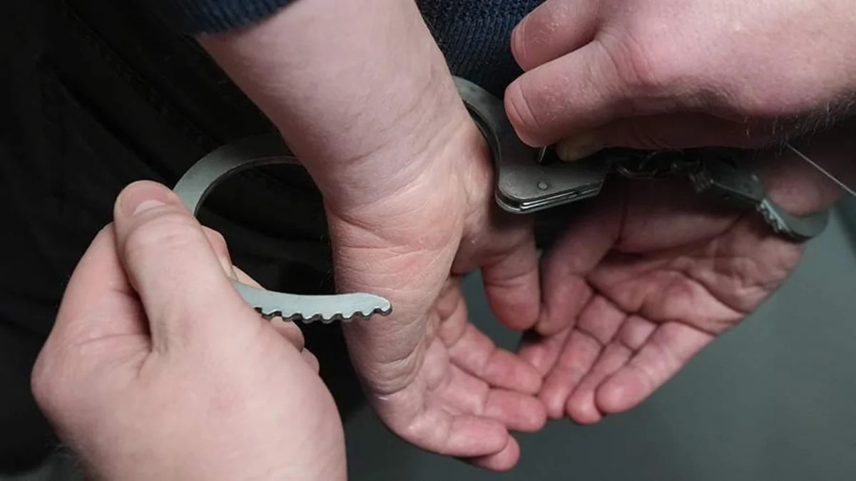 
В Баку двое мужчин украли электрооборудование с места работы