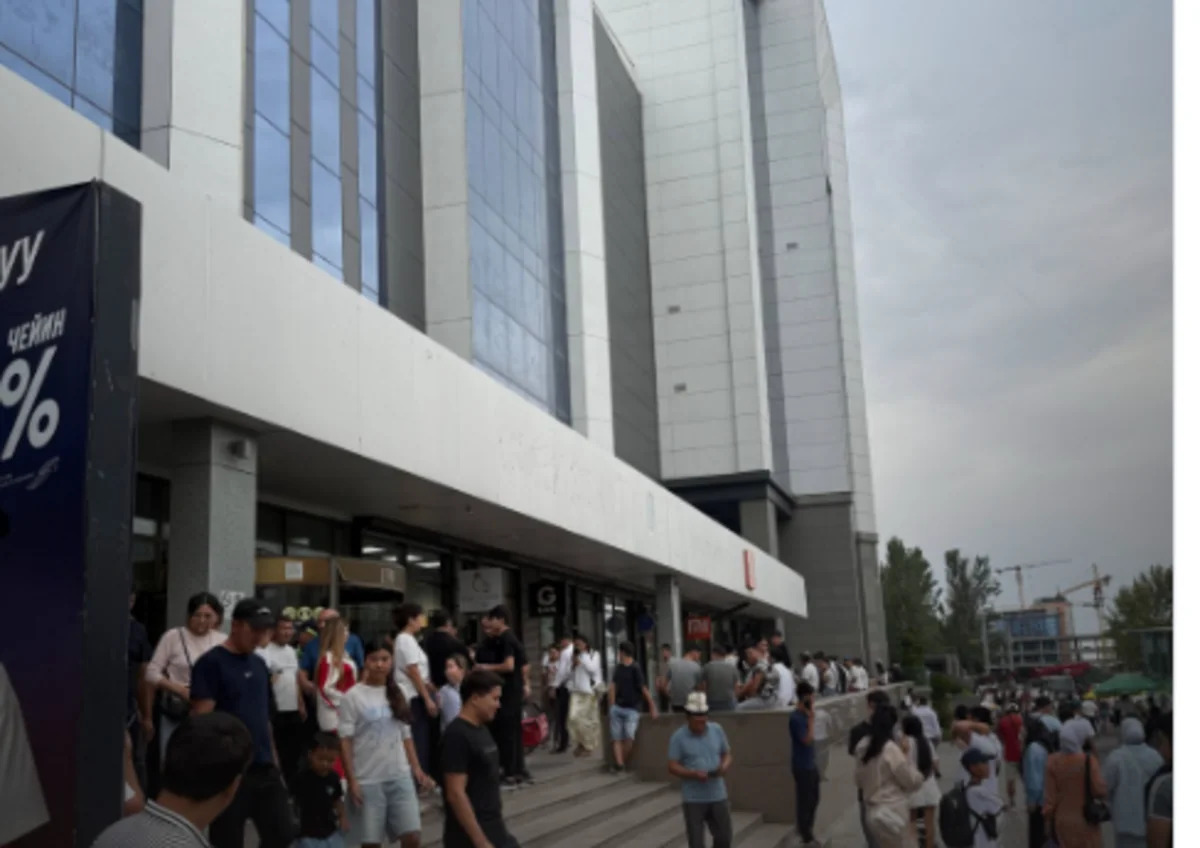
В Бишкеке эвакуировали ТЦ после звонка о заложенной бомбе