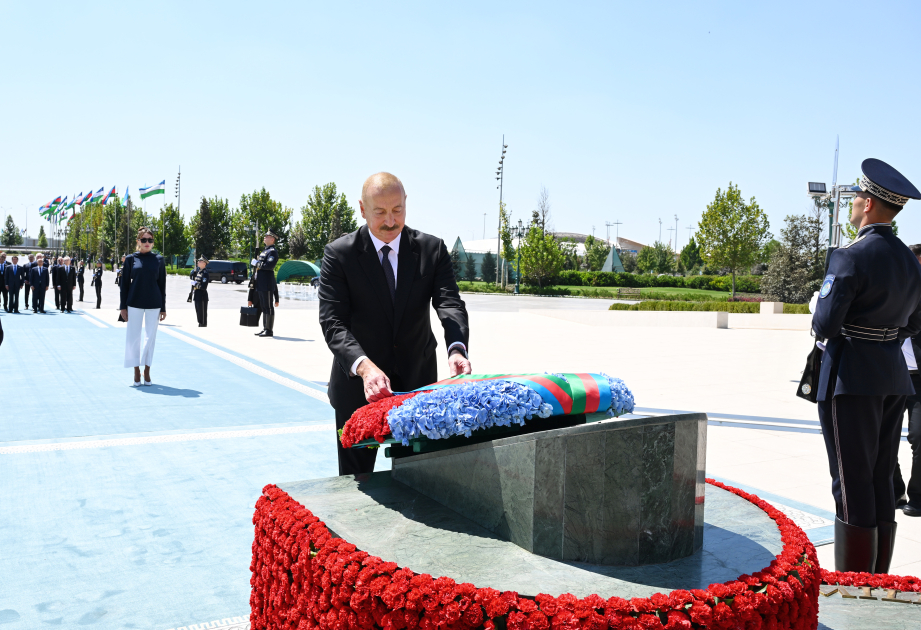 Президент Ильхам Алиев посетил Монумент независимости в Ташкенте