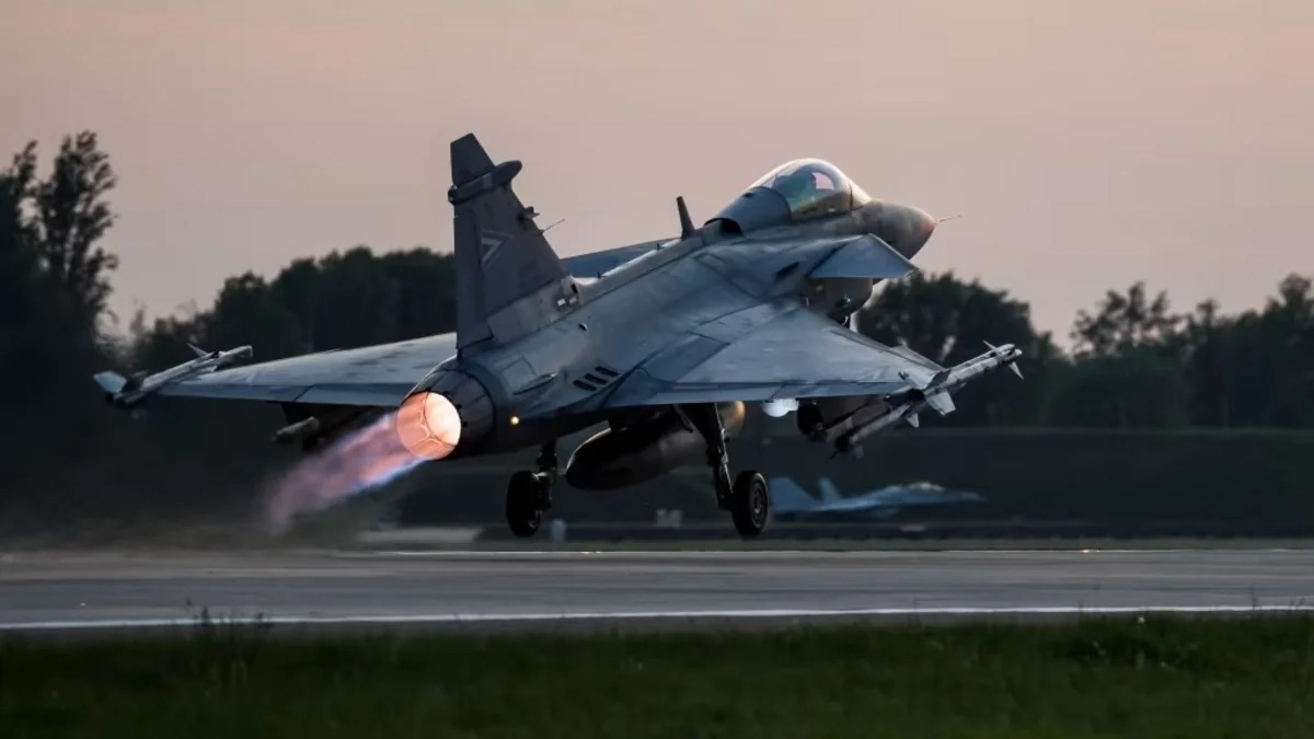 В Венгрии разбился истребитель Gripen, пилот катапультировался
