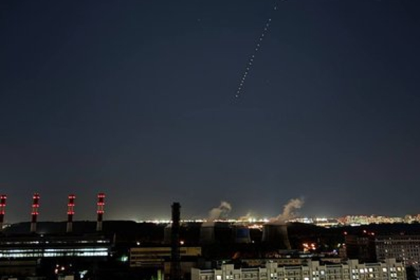 &laquo;Звездный поезд&raquo; Маска снова над Москвой: Starlink третий вечер подряд удивляет жителей столицы