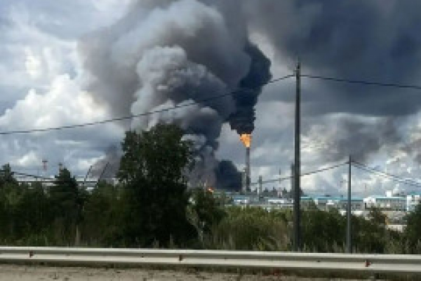 Пожар на гигантском газохимическом комплексе в России: пострадали пять человек