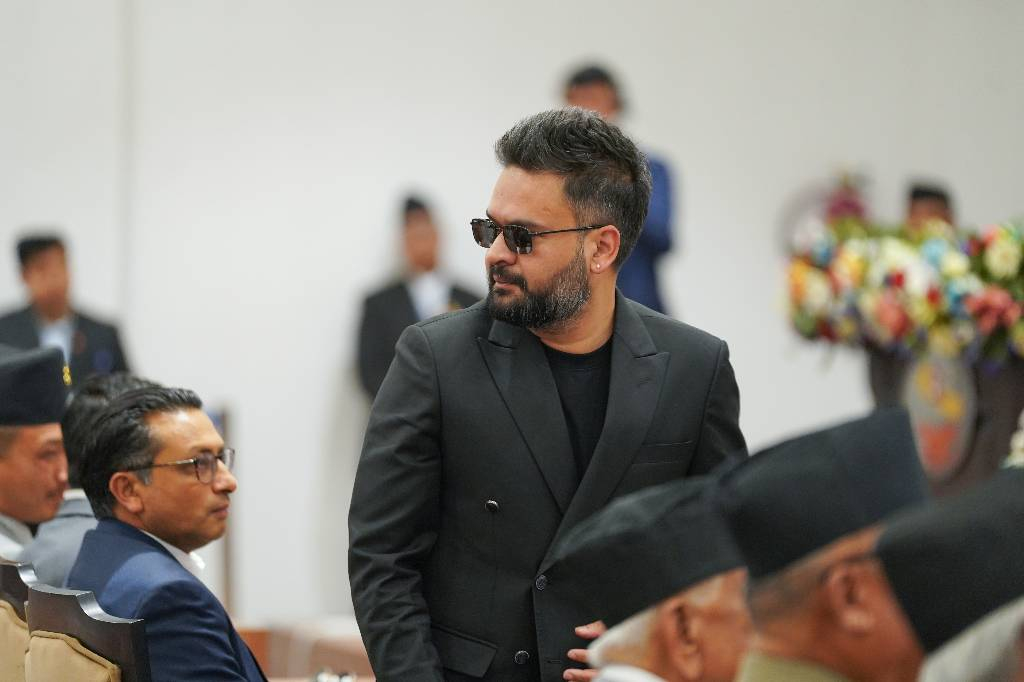 Kathmandu Post: премьеру Непала разрешили носить солнцезащитные очки в парламенте