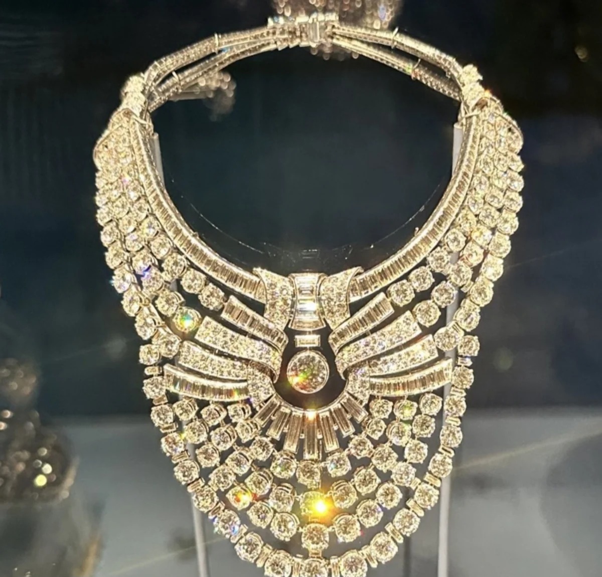 Из музея в Вене украли колье Van Cleef & Arpels с 673 бриллиантами