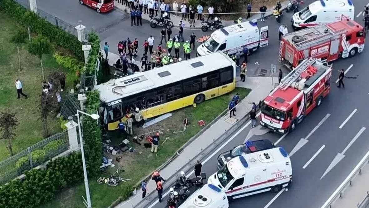 В Стамбуле автобус попал в ДТП, есть погибший и пострадавшие