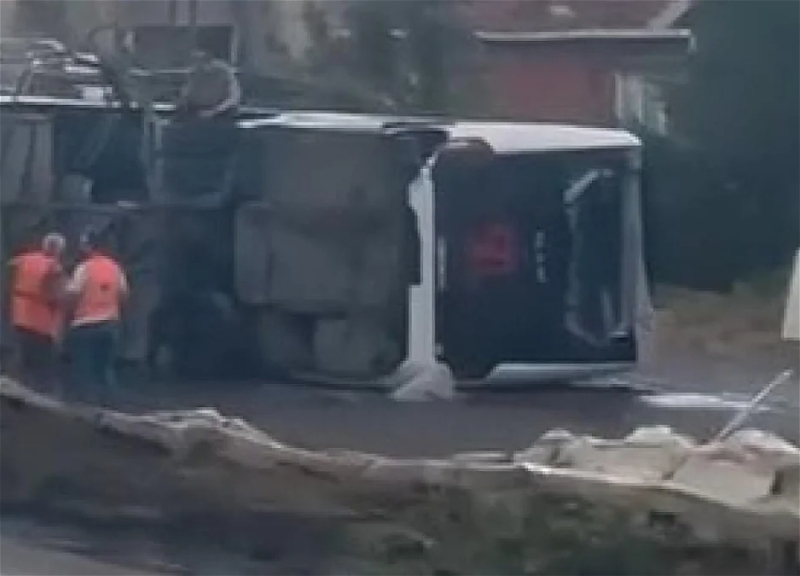 В Стамбуле перевернулся служебный автобус, пострадали 18 человек