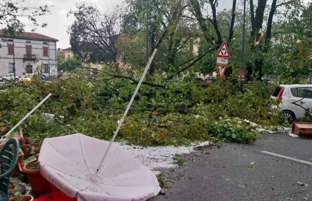 В Италии из-за урагана и града пострадали десятки человек, разбиты тысячи машин