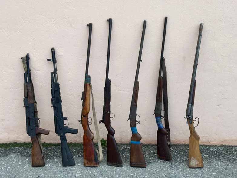Полиция Азербайджана за сутки изъяла оружие и 1,3 кг наркотических веществ