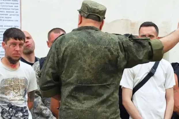 В России жители создали уличные патрули, чтобы не дать мужчинам попасть на войну в Украине