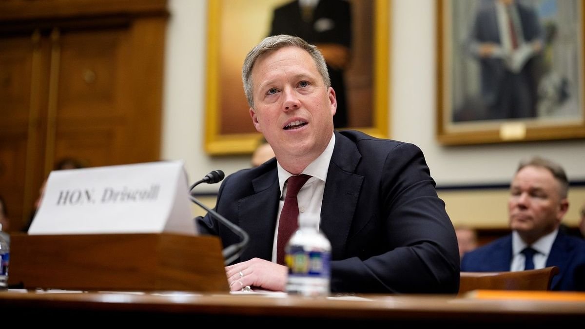 Министра армии США ушел в отставку: причина - разногласия с Хегсетом