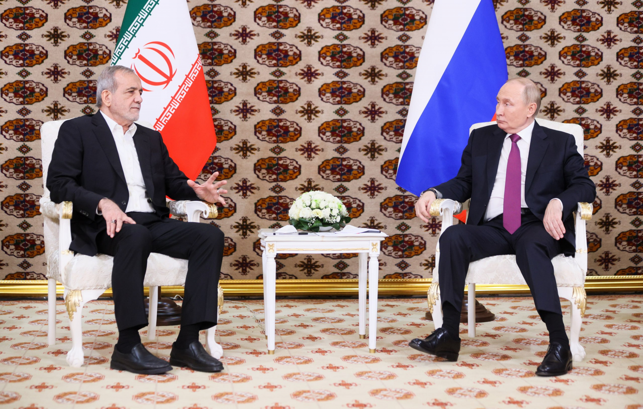 Путин оценил отношения России и Ирана на встрече с Пезешкианом