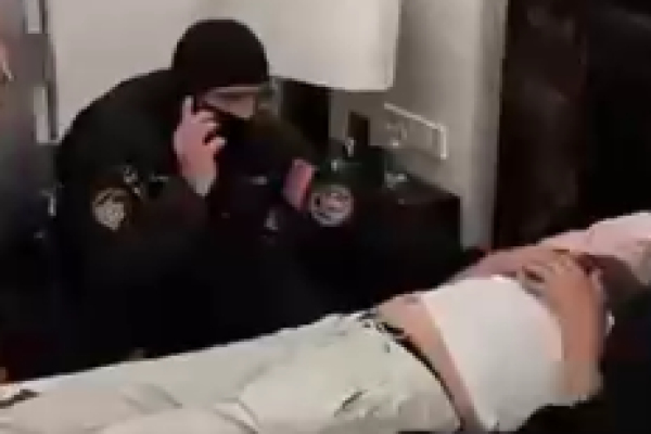 Хачатряна доставили в суд на носилках