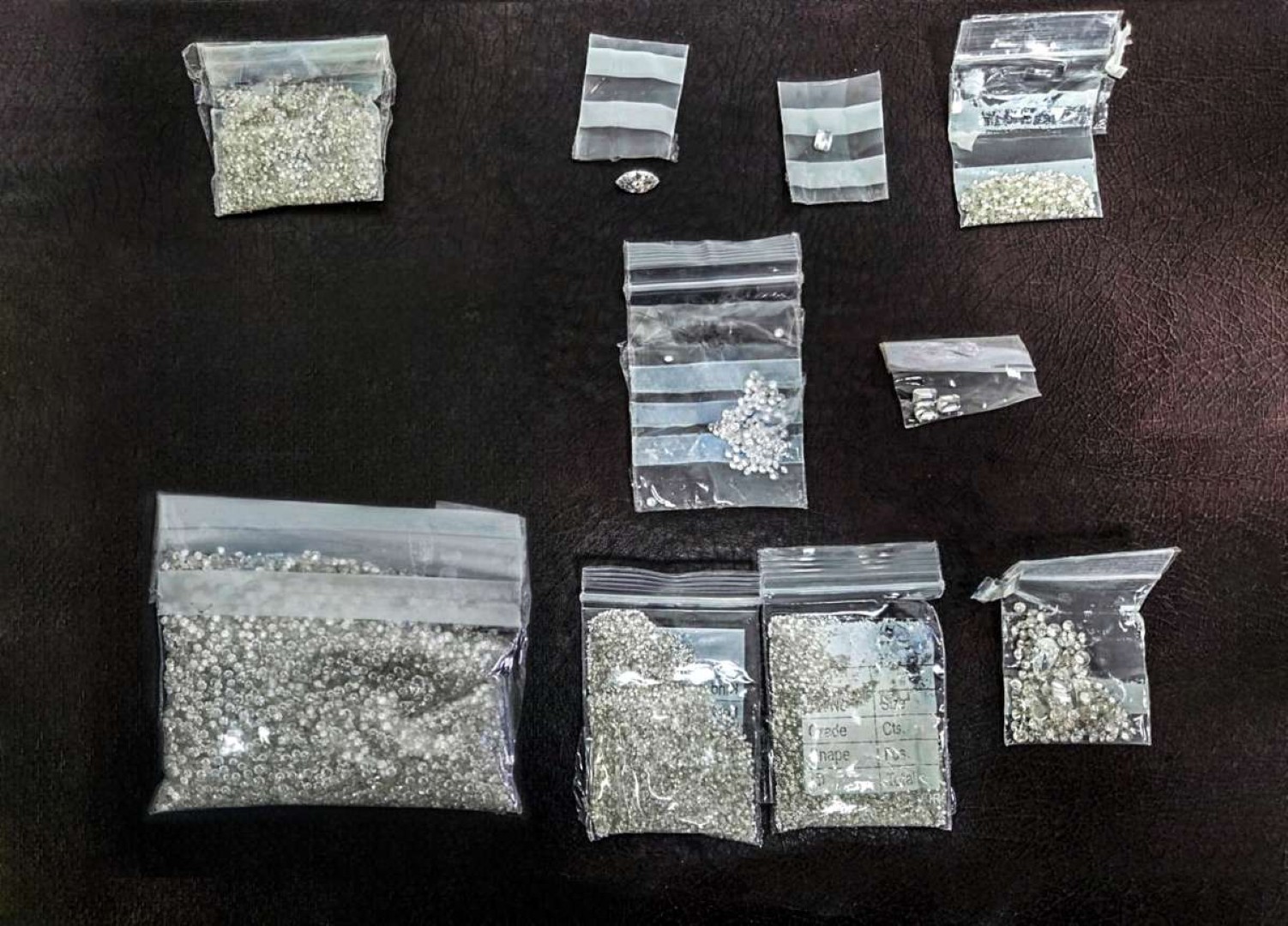 
В аэропорту Баку изъяли контрабандные бриллианты в 654,9 карата