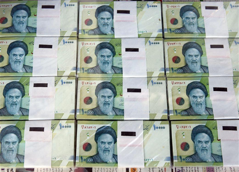 В Иране мужчина обменял несколько килограммов риалов на $300