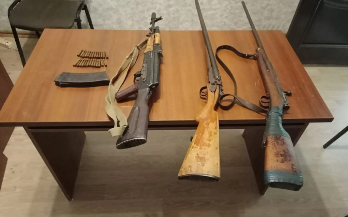 
В Азербайджане изъяли оружие и более 21 кг наркотиков