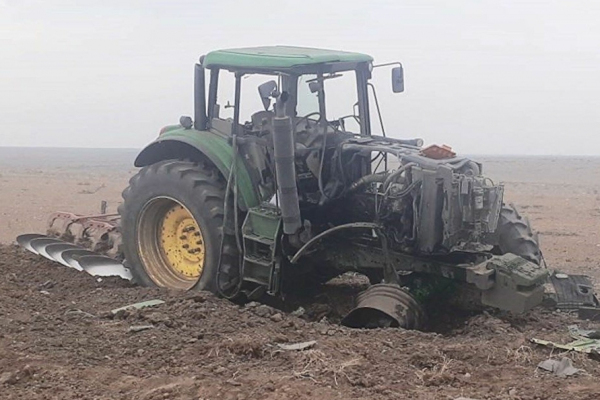 
В Агдаме трактор подорвался на мине