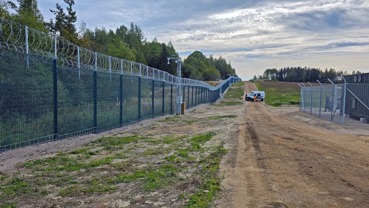 Финляндия отгородилась от России 200-километровым забором