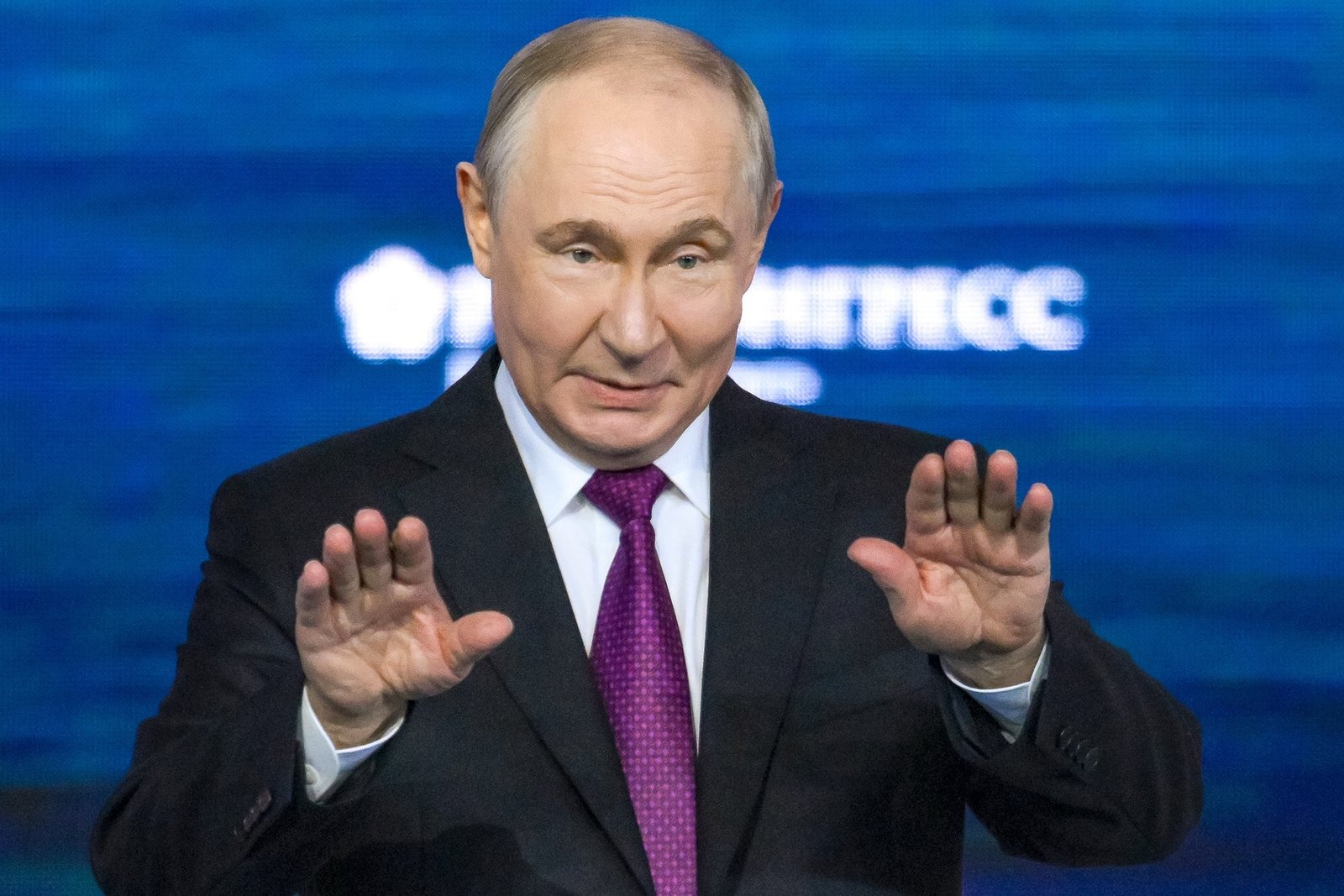 Путин закручивает гайки релокантам: заочно осужденных лишают счетов, имущества и доступа к &laquo;Госуслугам&raquo;