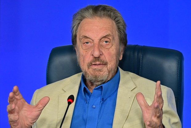 Отец Маска назвал достойного Нобелевской премии политика