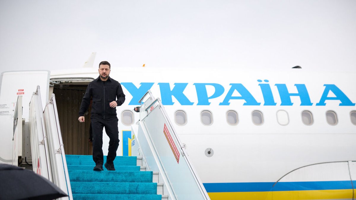 Зеленский сообщил о двух инцидентах с дронами возле его самолета