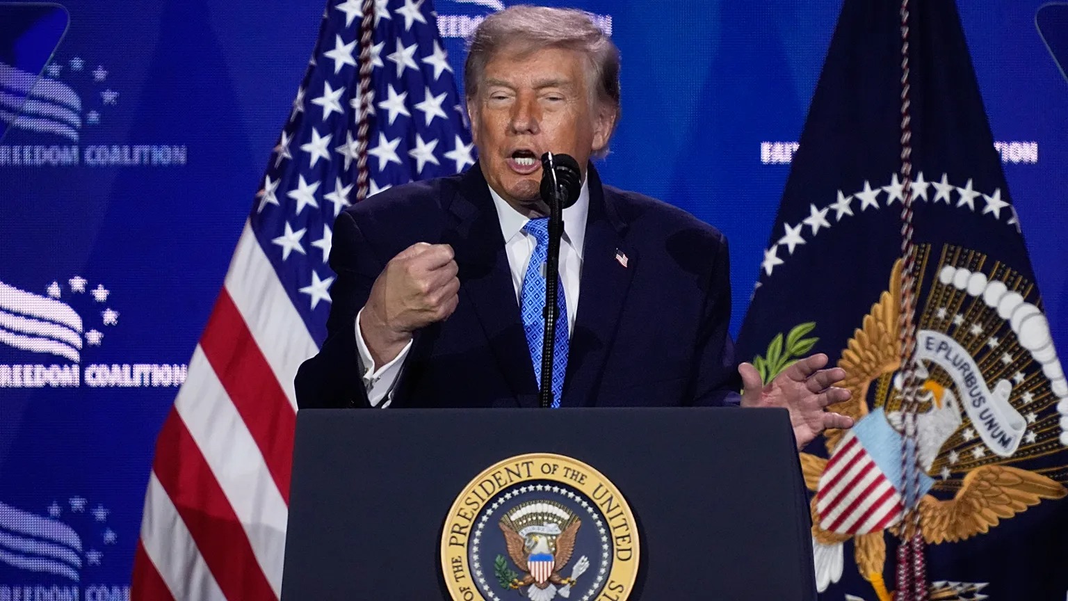 Трамп пригрозил Евросоюзу новыми пошлинами из-за сближения с Канадой