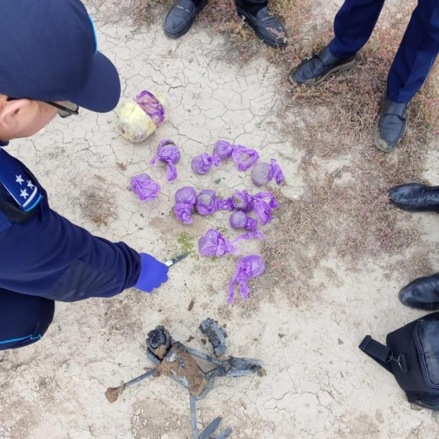 
В Казахстане обнаружили беспилотник и сверток с подозрительным веществом