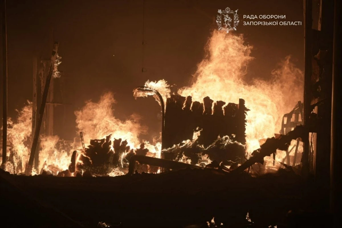 Российский удар вызвал масштабный пожар в торговом центре Запорожья
