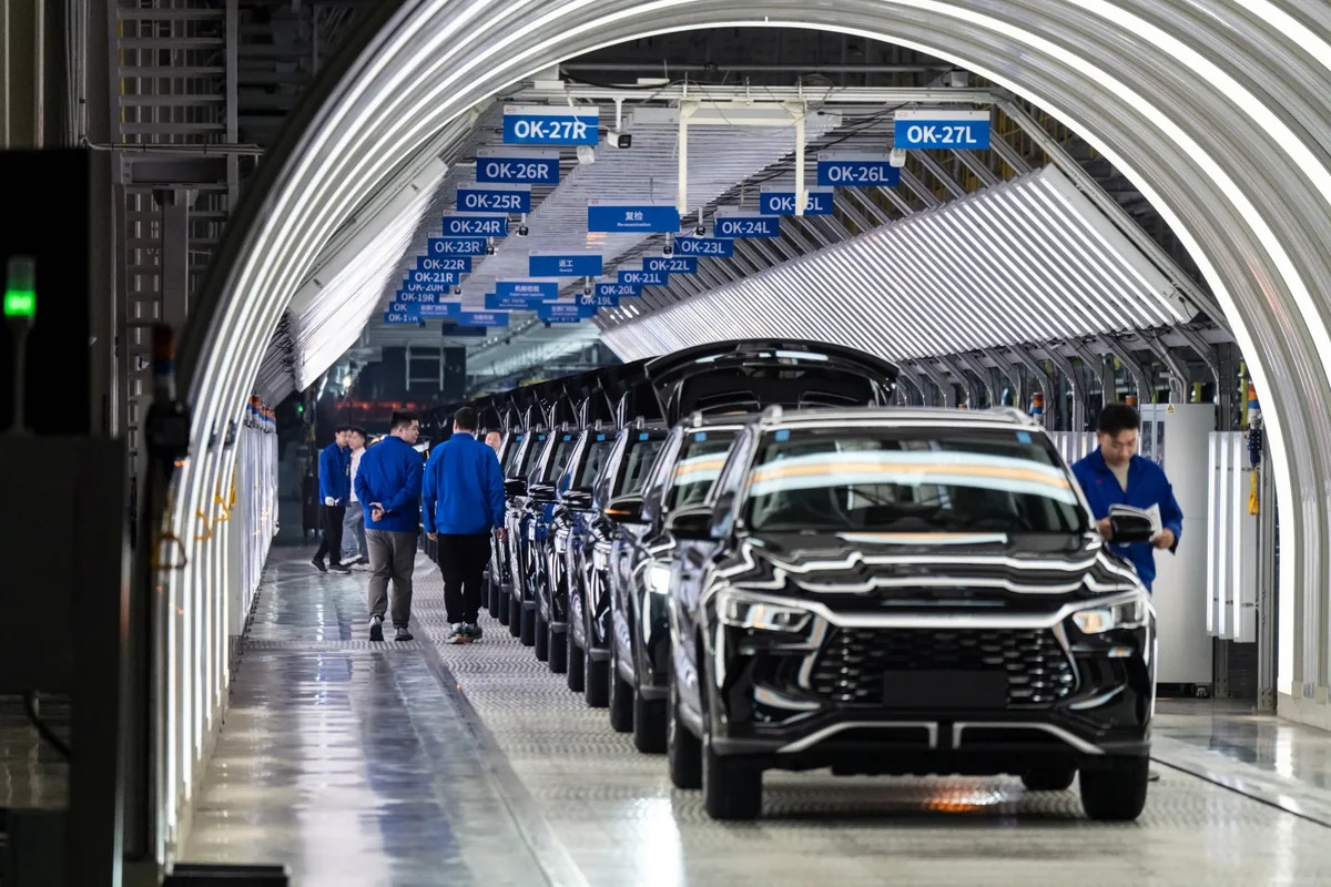 
Bloomberg: Автогиганты США призвали Трампа запретить импорт китайских автомобилей