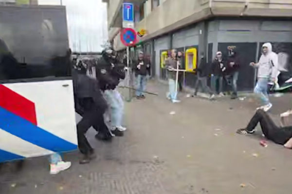 Протестующих призвали не бить полицию