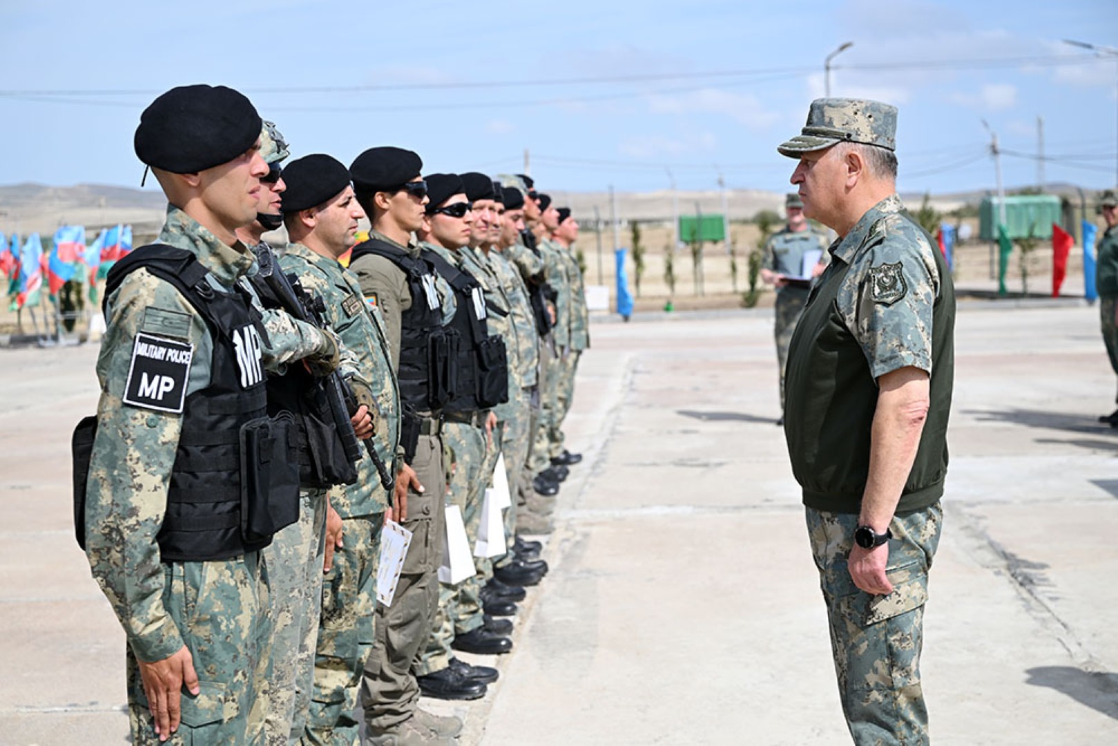 
Закир Гасанов понаблюдал за процессом боевой подготовки военной полиции