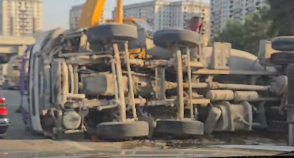 На дороге Баку-Сумгайыт перевернулась бетономешалка