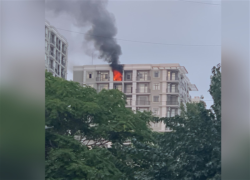 Пожар охватил многоэтажный дом в Баку