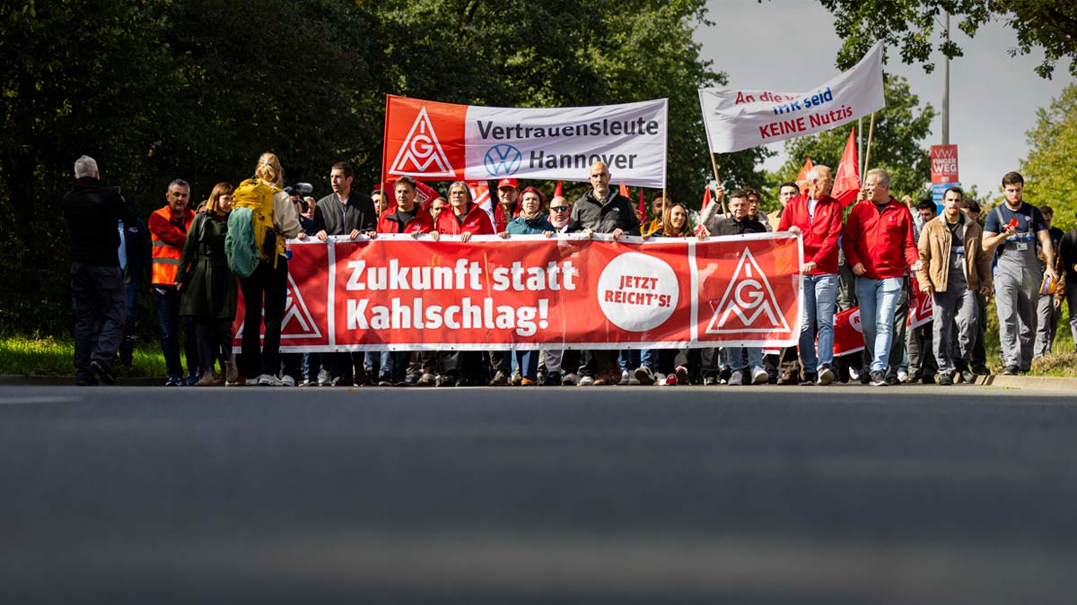 Работники автопрома Германии взбунтовались против массовых увольнений