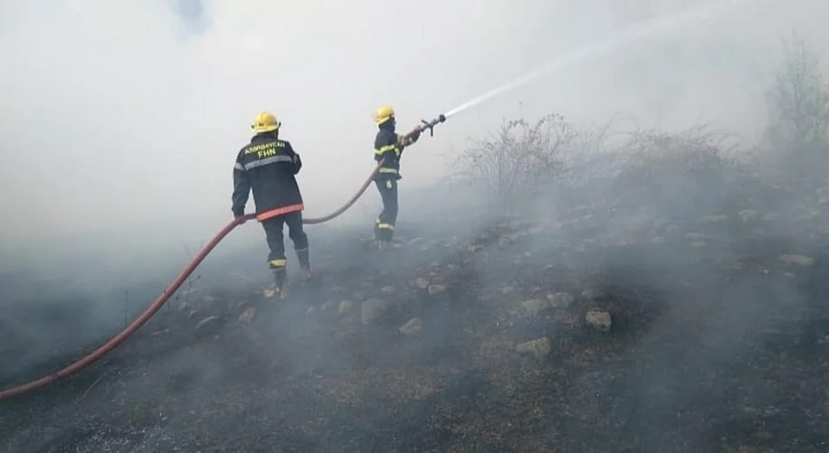 В Агсу вспыхнул пожар в горной местности