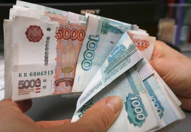 Россия ограничила вывоз наличных рублей: в списке и Азербайджан