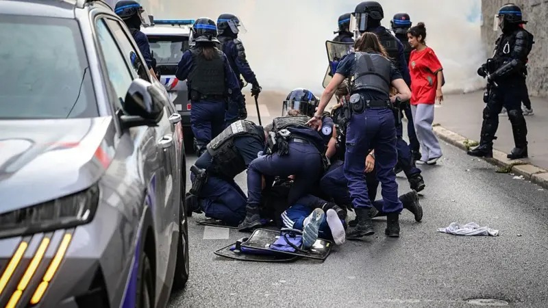 Протест начался со школ: во Франции против политики Макрона бастуют старшеклассники