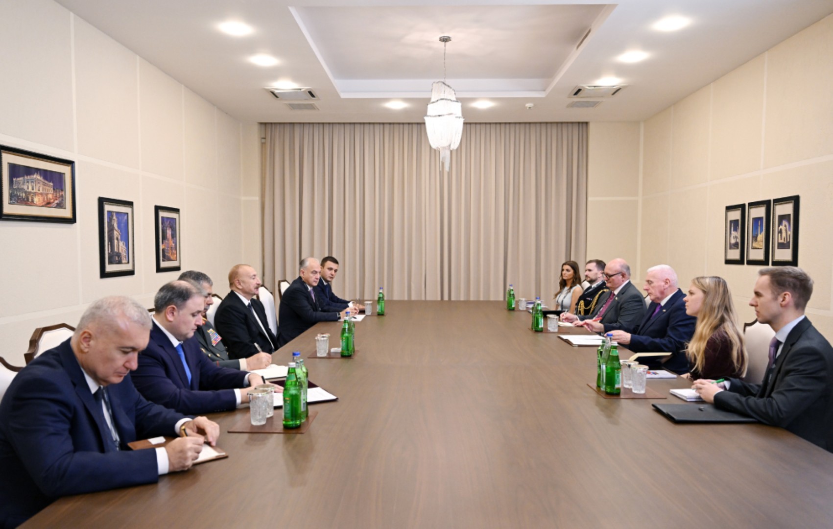 
Президент Ильхам Алиев принял государственного министра по вопросам обороны Соединенного Королевства