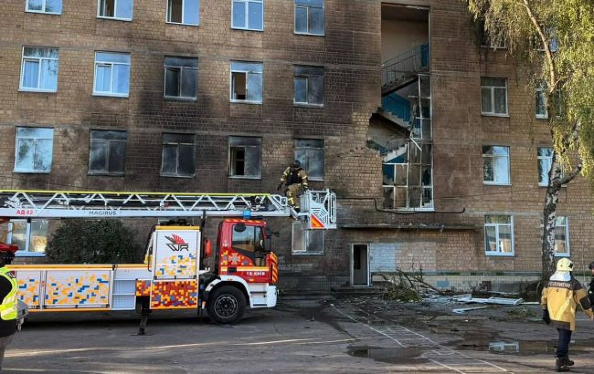 Российский дрон влетел в здание школы в Киеве