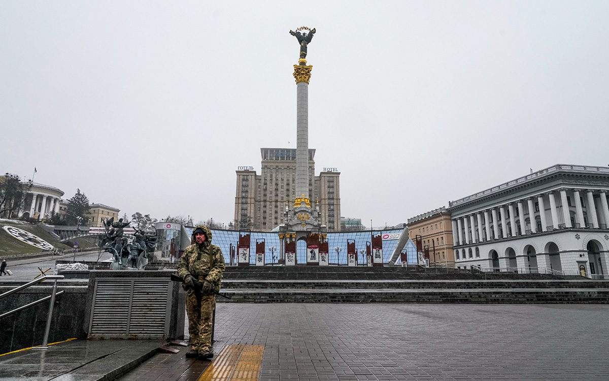 The Guardian: Запад готовит эвакуацию посольств из Киева