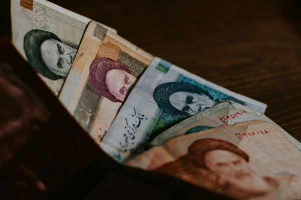 
Почти 2,7 млн риалов за доллар: новое дно иранской валюты