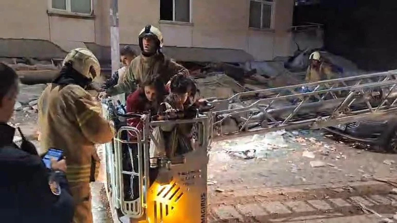 В Стамбуле обрушился шестиэтажный дом: под завалами могут быть люди