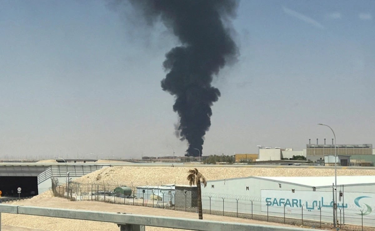 После ракетных ударов хуситов в аэропорту Эр-Рияда загорелся самолет Saudia Airlines
